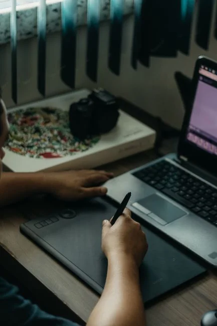 Un bureau minimaliste composé de deux écrans, d’un clavier, d’une souris et d’un carnet, pensé pour la productivité.