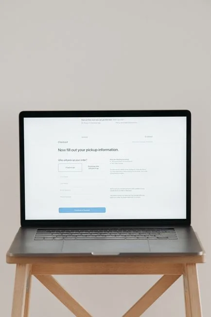Un espace de travail contemporain mettant en scène un ordinateur portable, une tablette et des smartphones, idéal pour un usage tech et freelance.